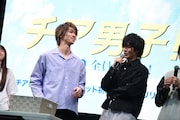 「全員で飛ばせ! ヒット祈願チャレンジ」に挑戦するキャストたち。