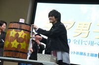 樽にナイフを刺す中尾暢樹。