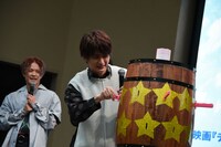 恐る恐る樽にナイフを刺す瀬戸利樹。