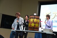 「アクロバティックに刺してよ」と無茶ぶりされた岩谷翔吾（左）。