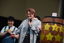 腕を“アクロバティックに”動かしながら樽にナイフを刺す岩谷翔吾。