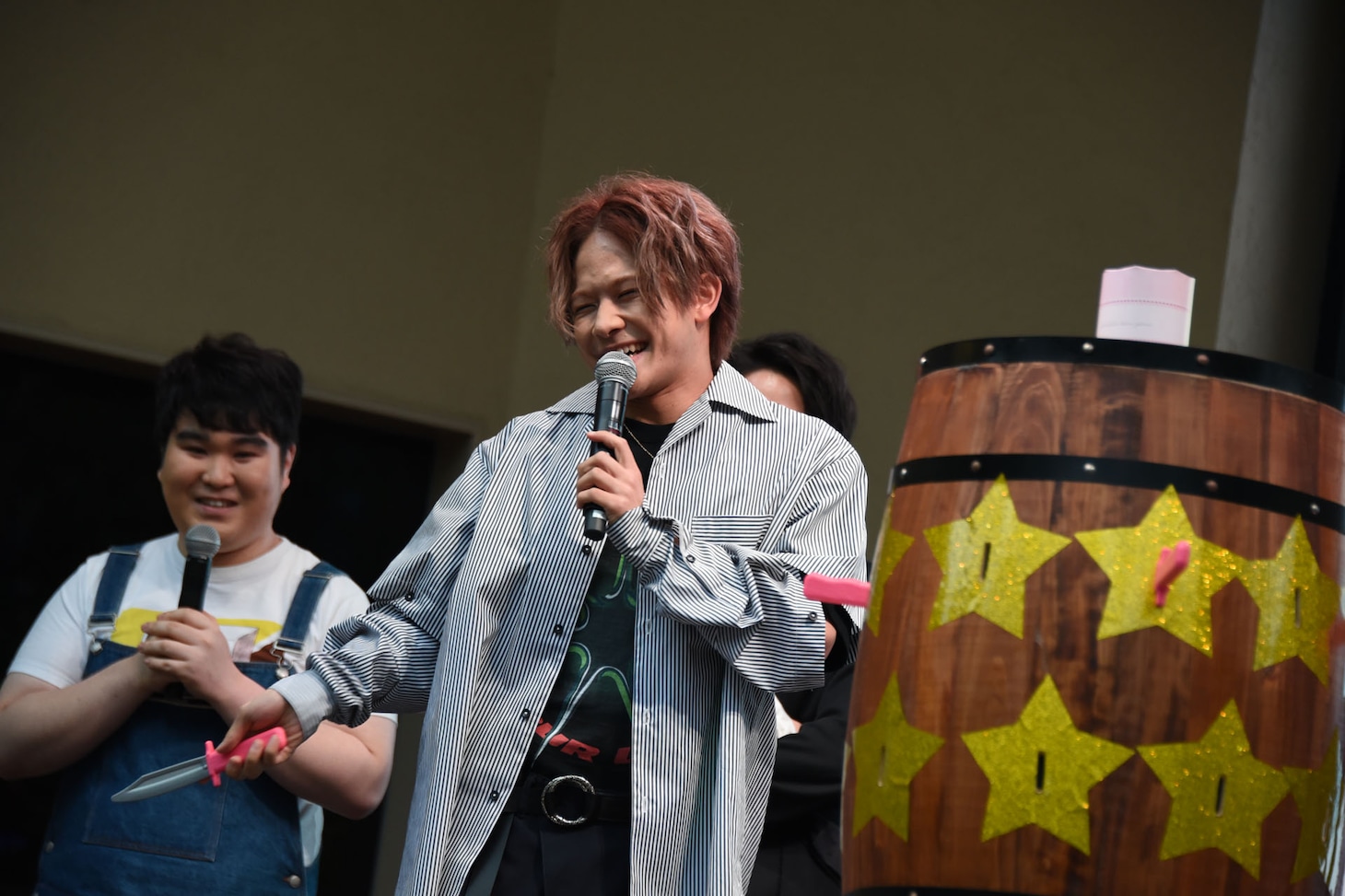 腕を“アクロバティックに”動かしながら樽にナイフを刺す岩谷翔吾。
