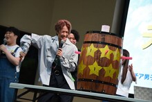 腕を“アクロバティックに”動かしながらナイフを刺す岩谷翔吾。