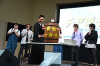 樽にナイフを刺す菅原健（手前）。