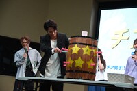 樽にナイフを刺す浅香航大。