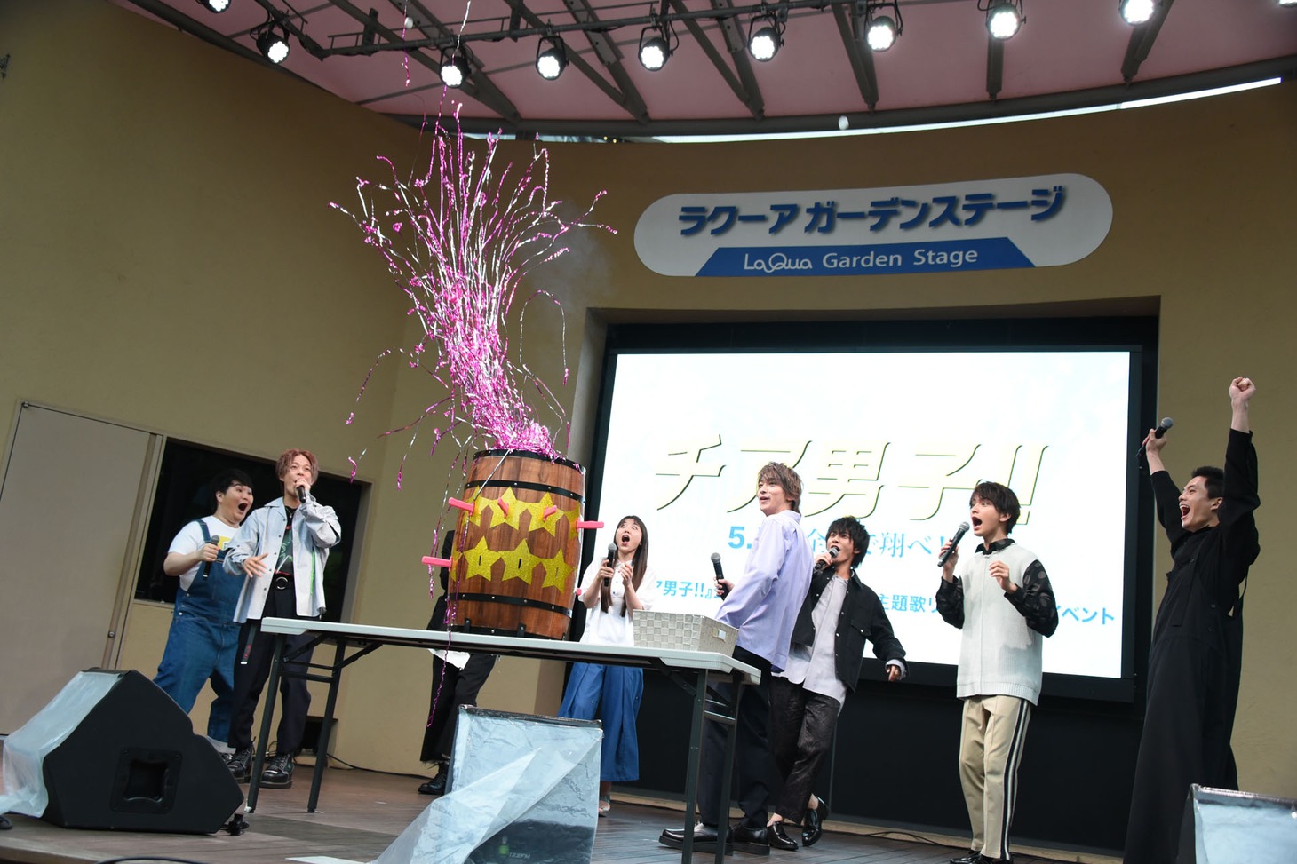 銀テープが吹き出した瞬間。