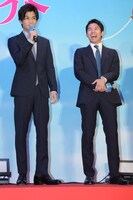 左から岩田剛典、太賀。