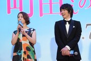 左から高畑充希、細田佳央太。