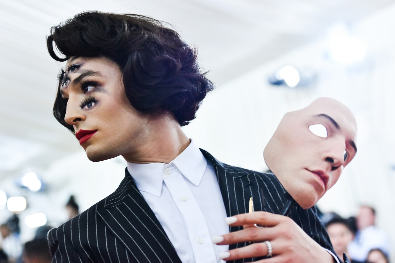 エズラ・ミラー、ジャレッド・レト、エル・ファニングらNYのメットガラを彩る