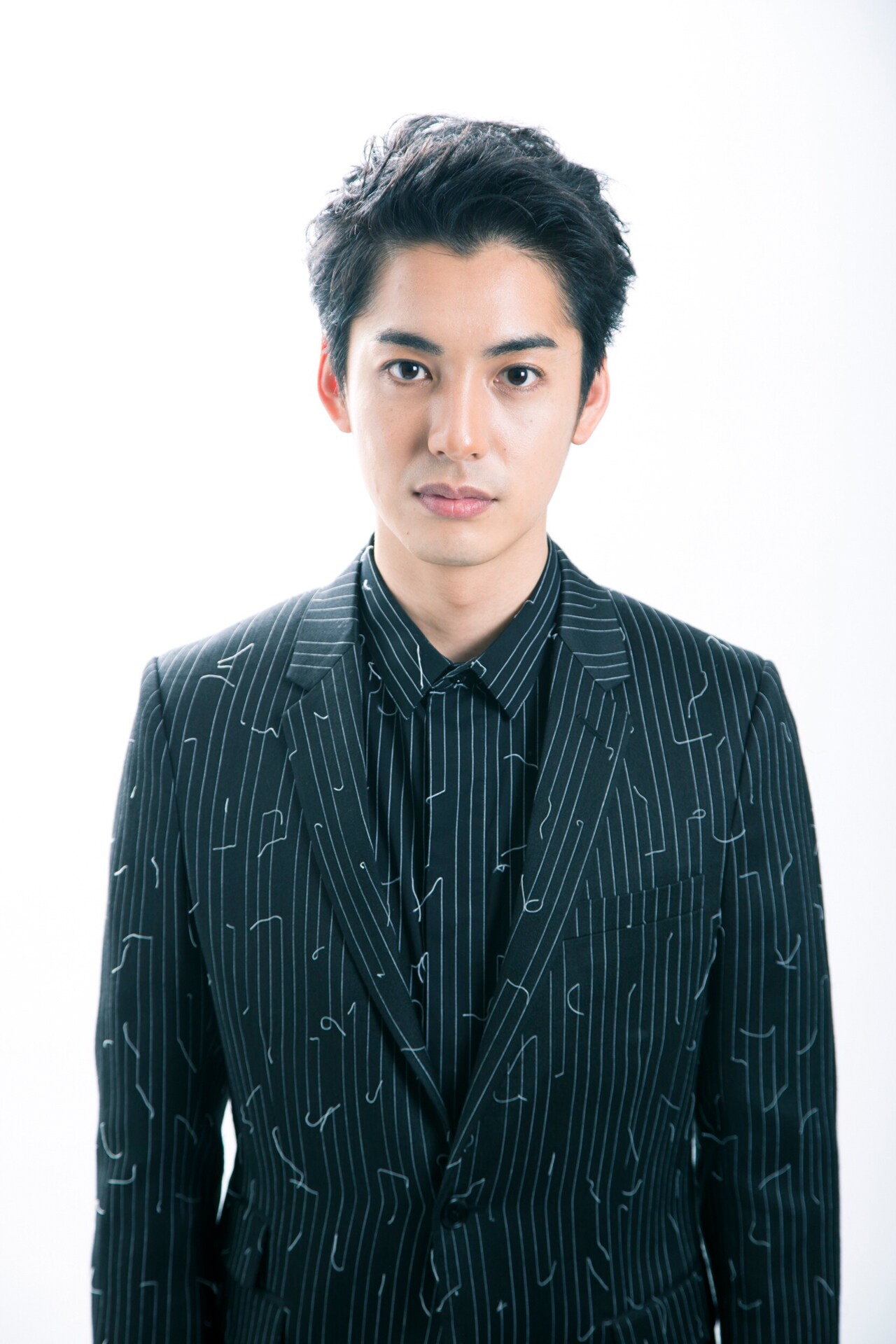 大野拓朗が英国淑女の装いで子守「ベビーシッター・ギン！」ドラマ化