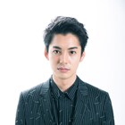 大野拓朗が英国淑女の装いで子守「ベビーシッター・ギン!」ドラマ化