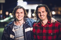 左からウォーレン役のエヴァン・ピーターズ、ウォーレン本人。