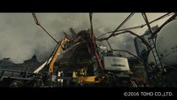 「シン・ゴジラ」より、建機とゴジラ。