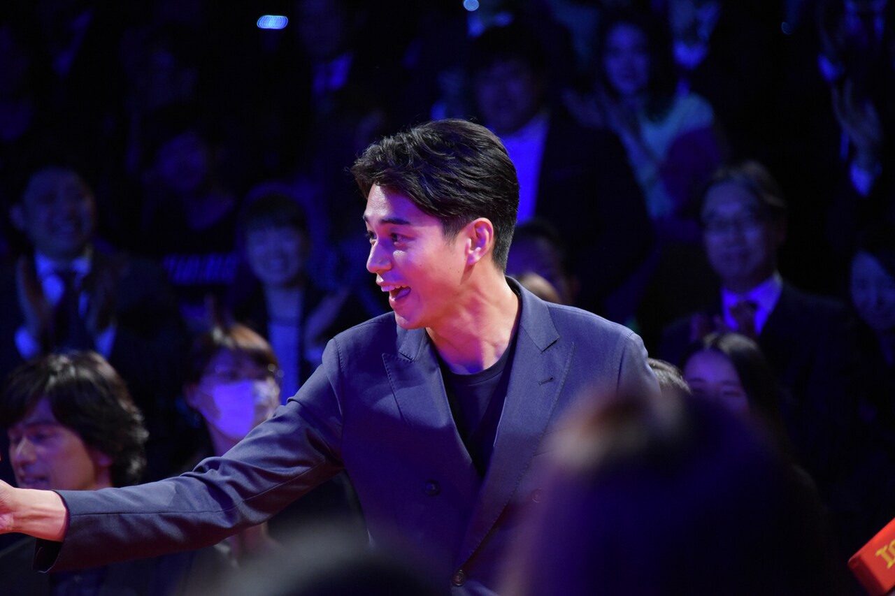 ファンと交流する東出昌大。