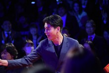 ファンと交流する東出昌大。