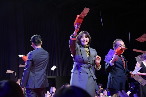 模造紙幣をキャッシュキャノンでばらまくキャストたち。