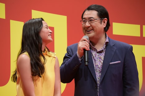 織田梨沙（左）の存在に危機感を覚える小手伸也（右）。