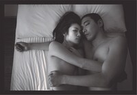 「火口のふたり」前売り券特典のポストカード。