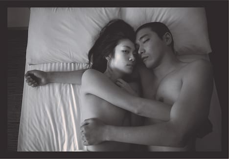 「火口のふたり」前売り券特典のポストカード。