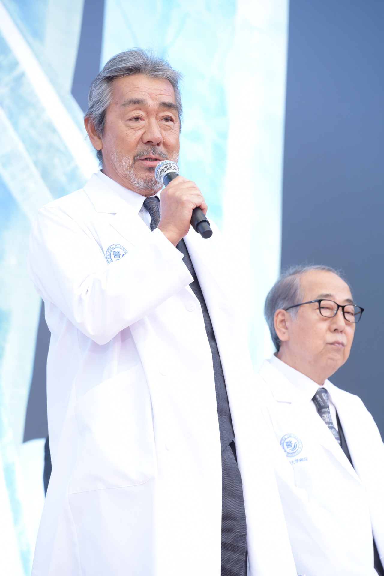 左から寺尾聰、岸部一徳。