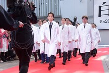 岡田准一は“総回診”風にレッドカーペットを歩いて登場。