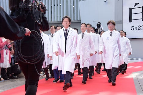 岡田准一は“総回診”風にレッドカーペットを歩いて登場。