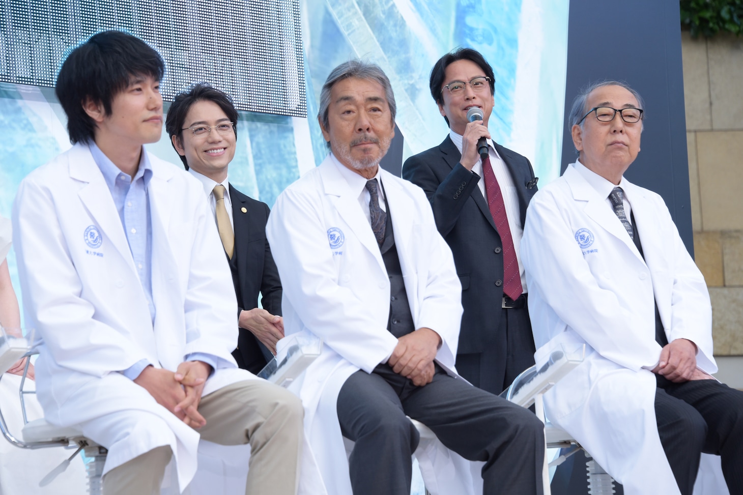 左から松山ケンイチ、山崎育三郎、寺尾聰、椎名桔平、岸部一徳。