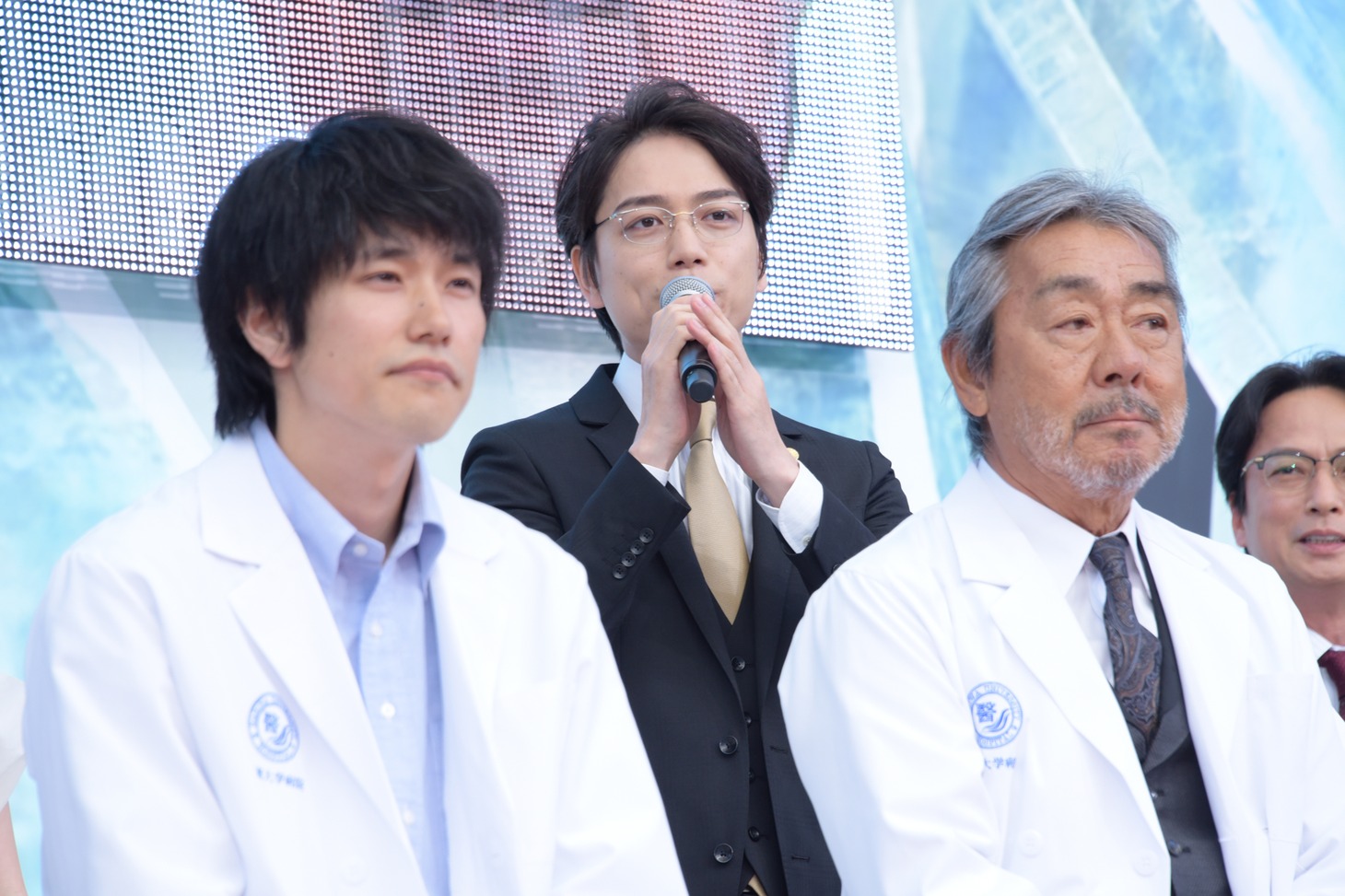 左から松山ケンイチ、山崎育三郎、寺尾聰。