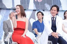 手前左から沢尻エリカ、岡田准一。