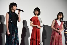 左から伊藤万理華、浜辺美波、福原遥。
