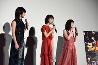 マイクをあごにぶつけてしまった福原遥（右）。