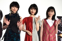 「映画 賭ケグルイ」大ヒット御礼舞台挨拶にて、左から伊藤万理華、浜辺美波、福原遥。