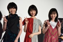 左から伊藤万理華、浜辺美波、福原遥。