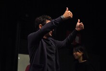 観客に拍手で迎えられたバート・レイトン。