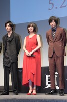 左から清水尋也、池田エライザ、塚本高史。