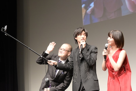 自撮り棒を持つ清水尋也（中央）。