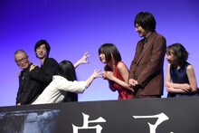 貞子に近付く池田エライザ。