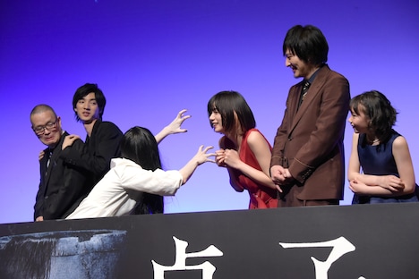 貞子に近付く池田エライザ。