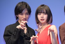 左から清水尋也、池田エライザ。