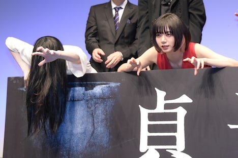 貞子と並んでポーズを決める池田エライザ（右）。