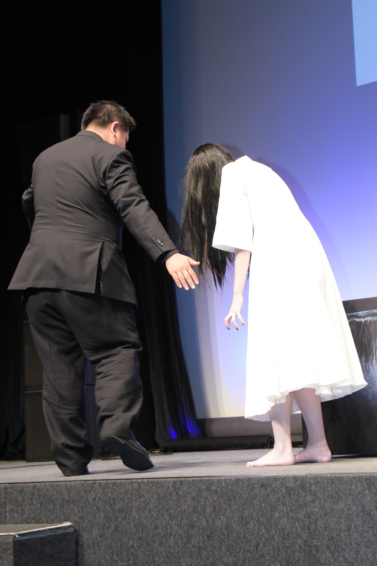 退場を促される貞子。