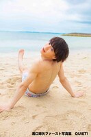 溝口琢矢写真集「QUIET!」より。（撮影：近藤宏一）