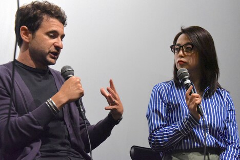 左からバート・レイトン、山崎まどか。