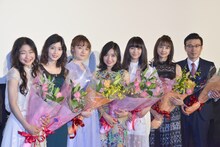 「映画 としまえん」初日舞台挨拶の様子。左からさいとうなり、松田るか、小島藤子、北原里英、浅川梨奈、小宮有紗、高橋浩。