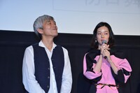 左から小市慢太郎、市川実日子。