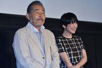 左から藤竜也、西田尚美。