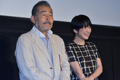 左から藤竜也、西田尚美。