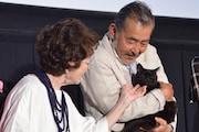 「初恋」“強い愛”ある夫婦演じた倍賞千恵子と藤竜也、猫抱き上げ思わず笑顔