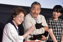 チビ役の猫・りんごを抱く藤竜也（中央）。