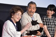 チビ役の猫・りんごを抱く藤竜也(中央)。